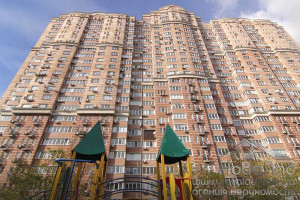 Предлагается просторная 2-комнатная квартира с парковочным местом (входит в стоимость) по адресу: ул. Голосеевская, 13б, Голосеевский район.