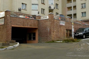 Предлагается просторная, с замечательным видом на город 1-комнатная квартира по адресу: ул. Васильковская, 18