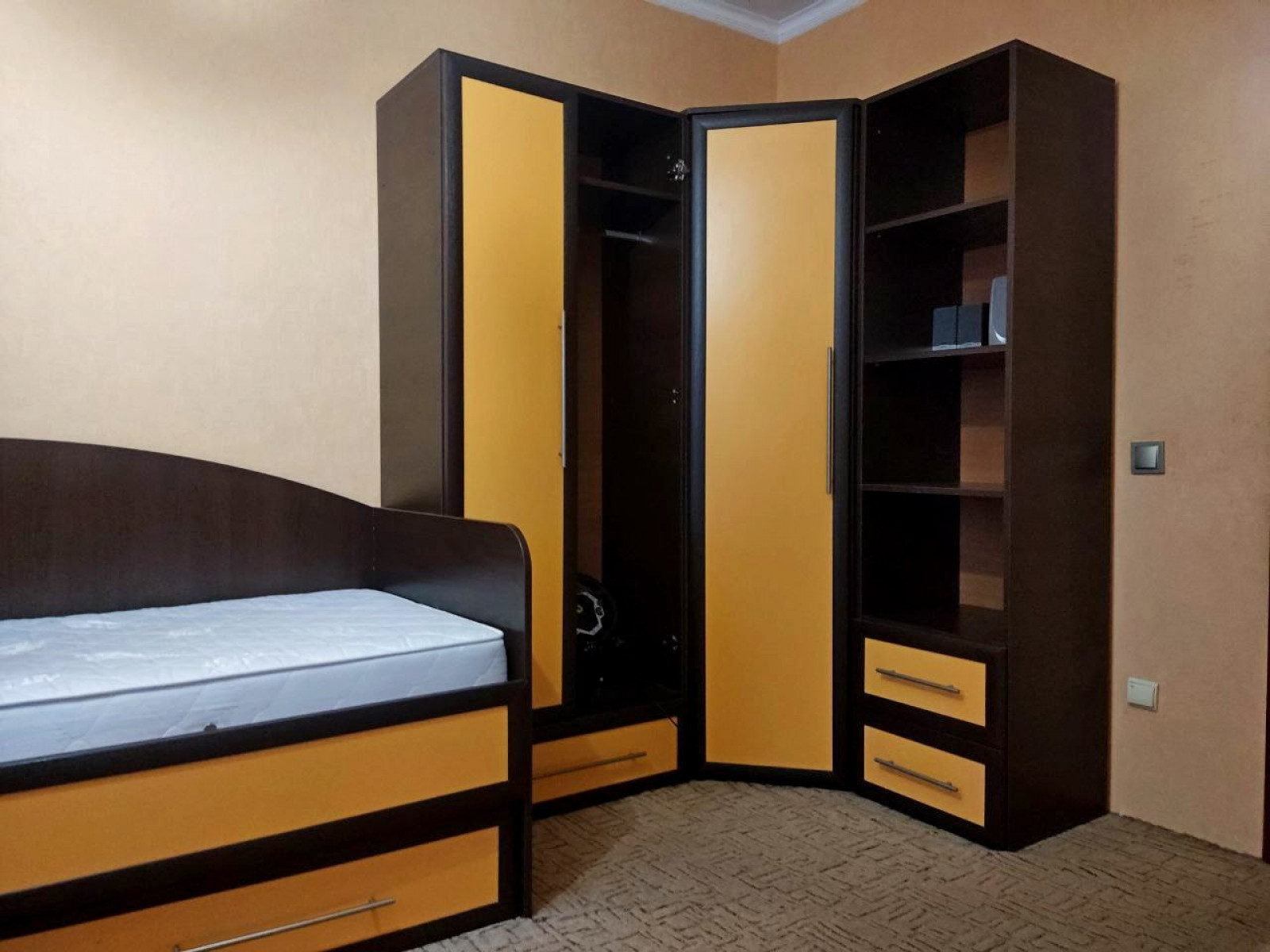 3 кімнатна квартира з гарним ремонтом, облаштована меблями та технікою.
