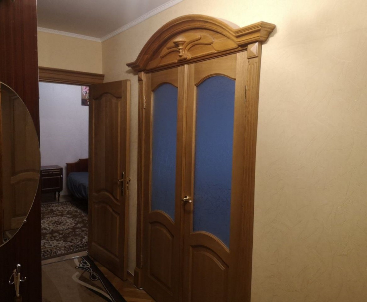 Продається 2-кімнатна квартира в тихому центрі Києва.