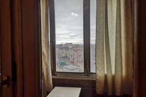 Продається 2-кімнатна квартира в тихому центрі Києва.
