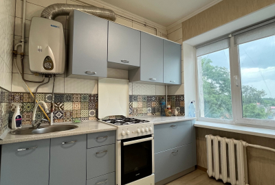 Продається 1-кімнатна квартира в тихому центрі Чернігова.