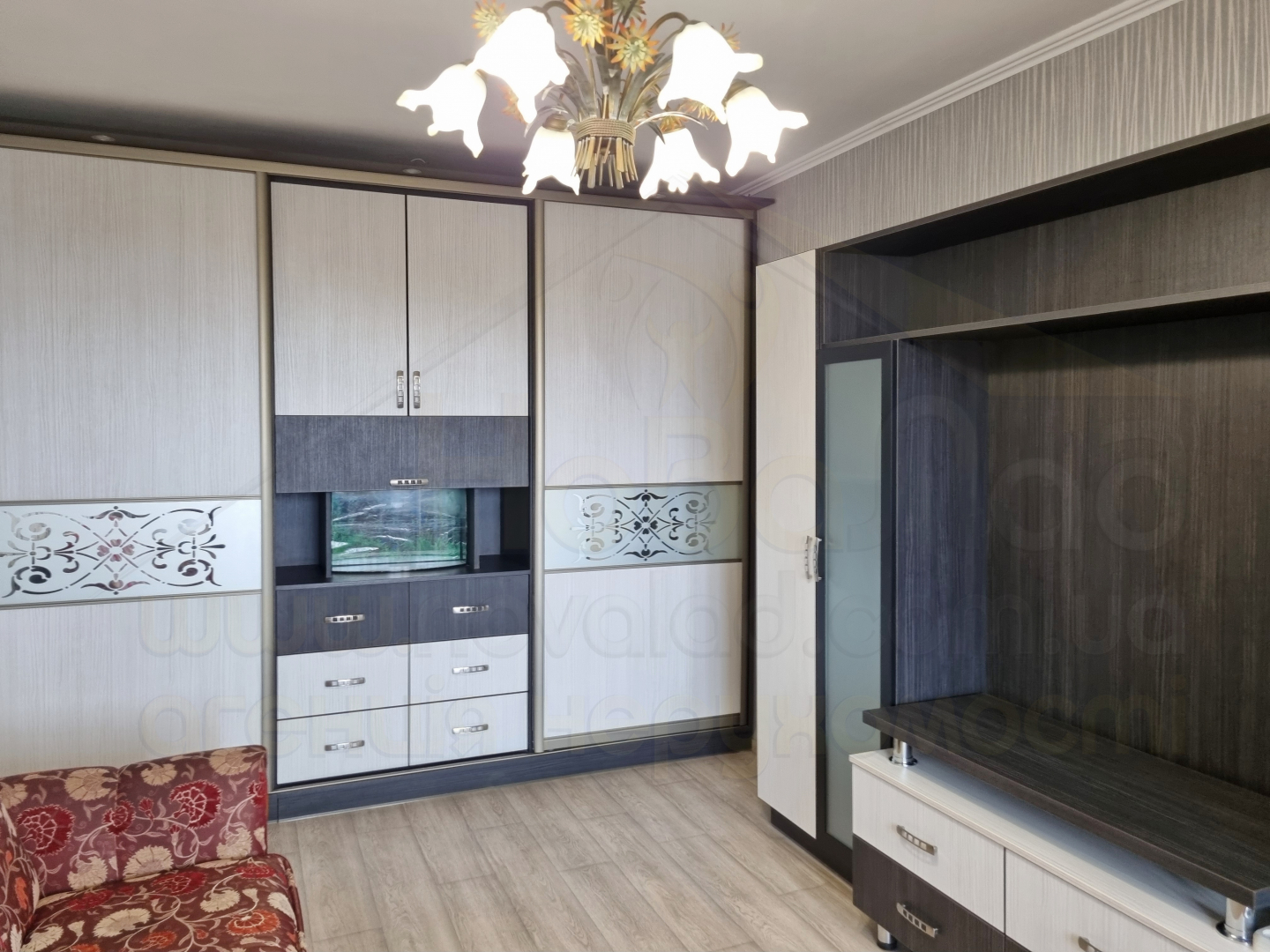 2 кімнатна квартира 48м2 з косметичним ремонтом біля ринку Нива. Фото 1