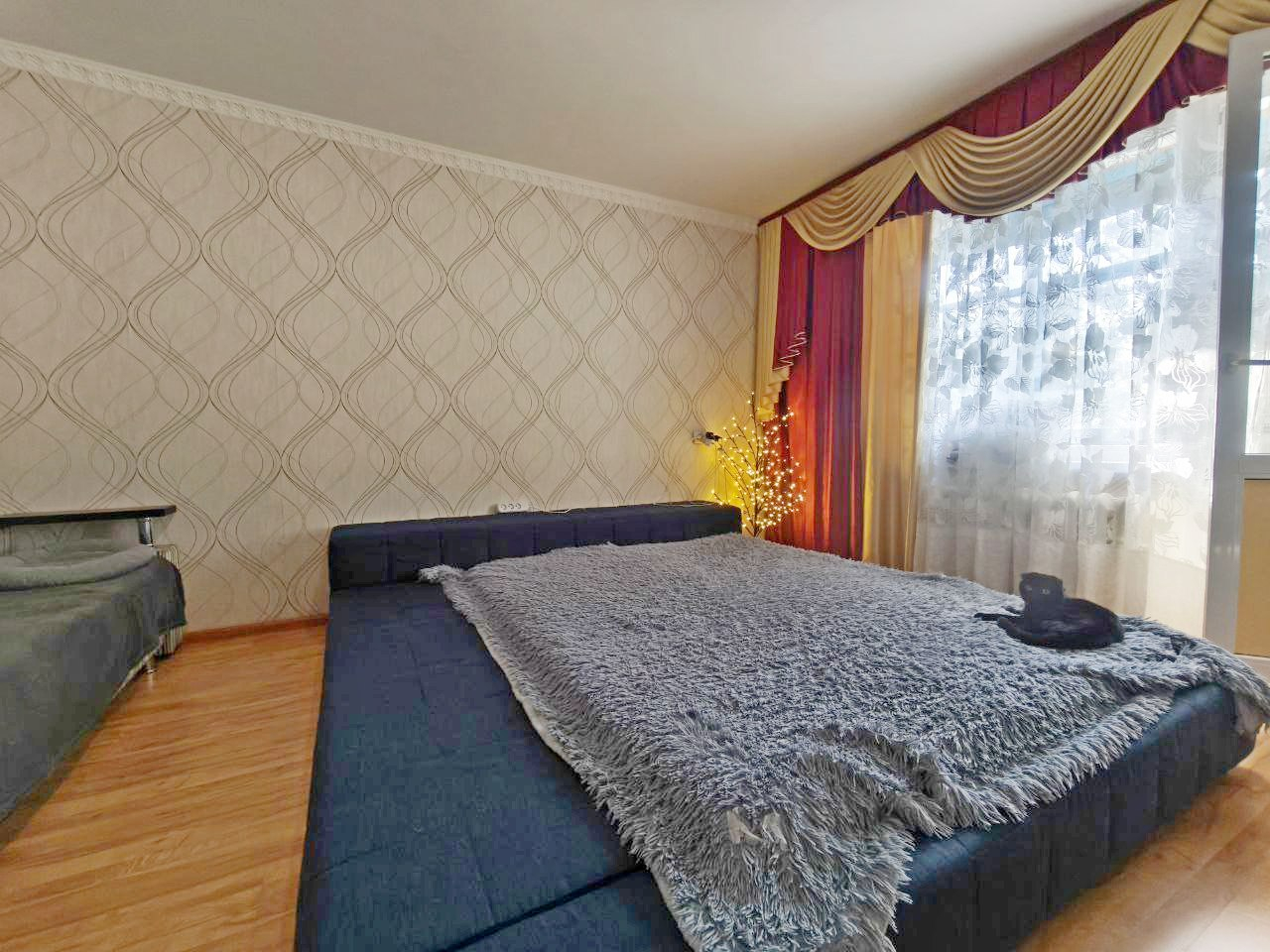 Затишна 2 кімнатна квартира з ремонтом та меблями на 2 поверсі.. Фото 1