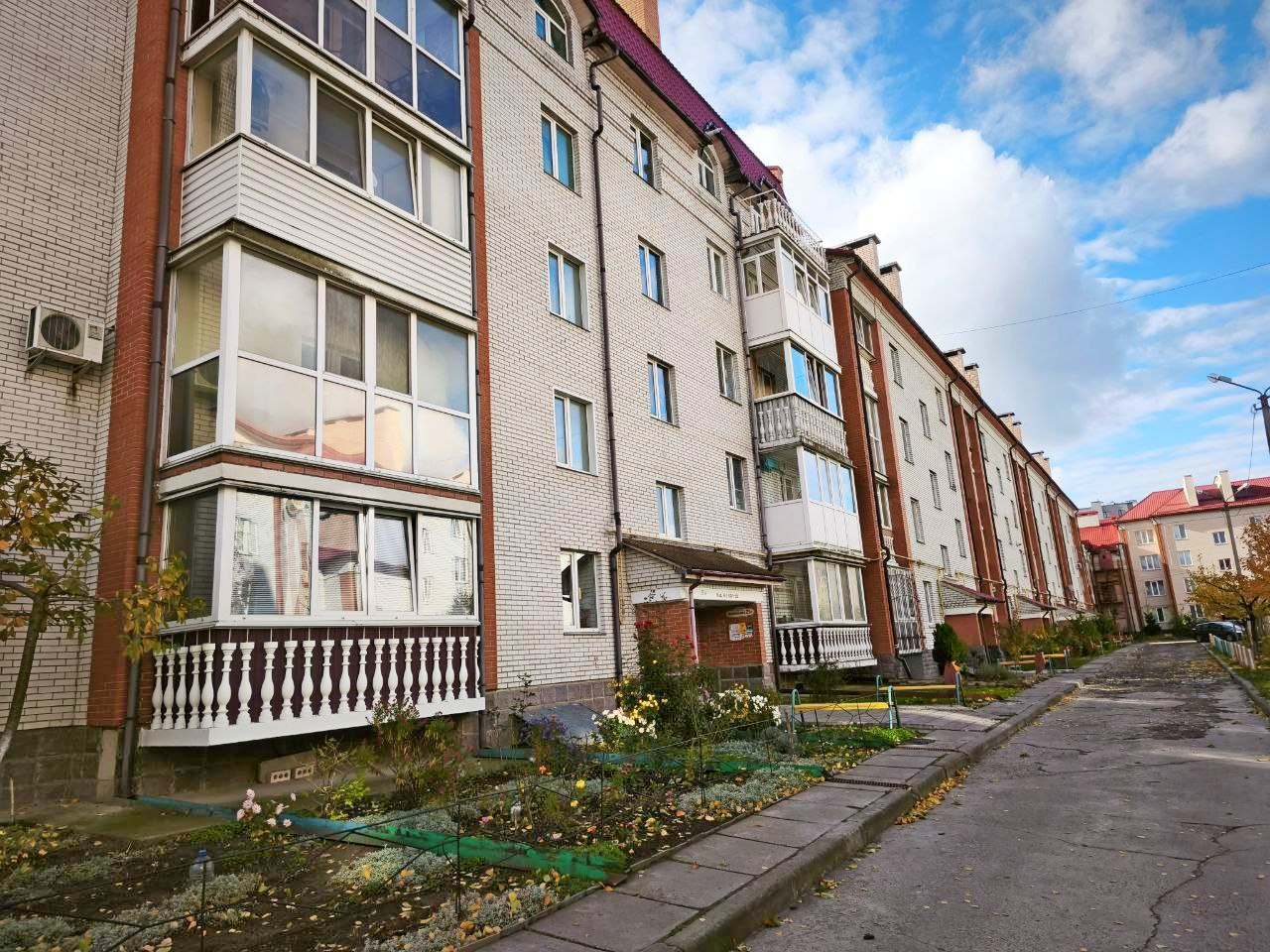 Простора 2 кімнатна квартира 56 м2 з автономним опаленням. Масани. Фото - 1