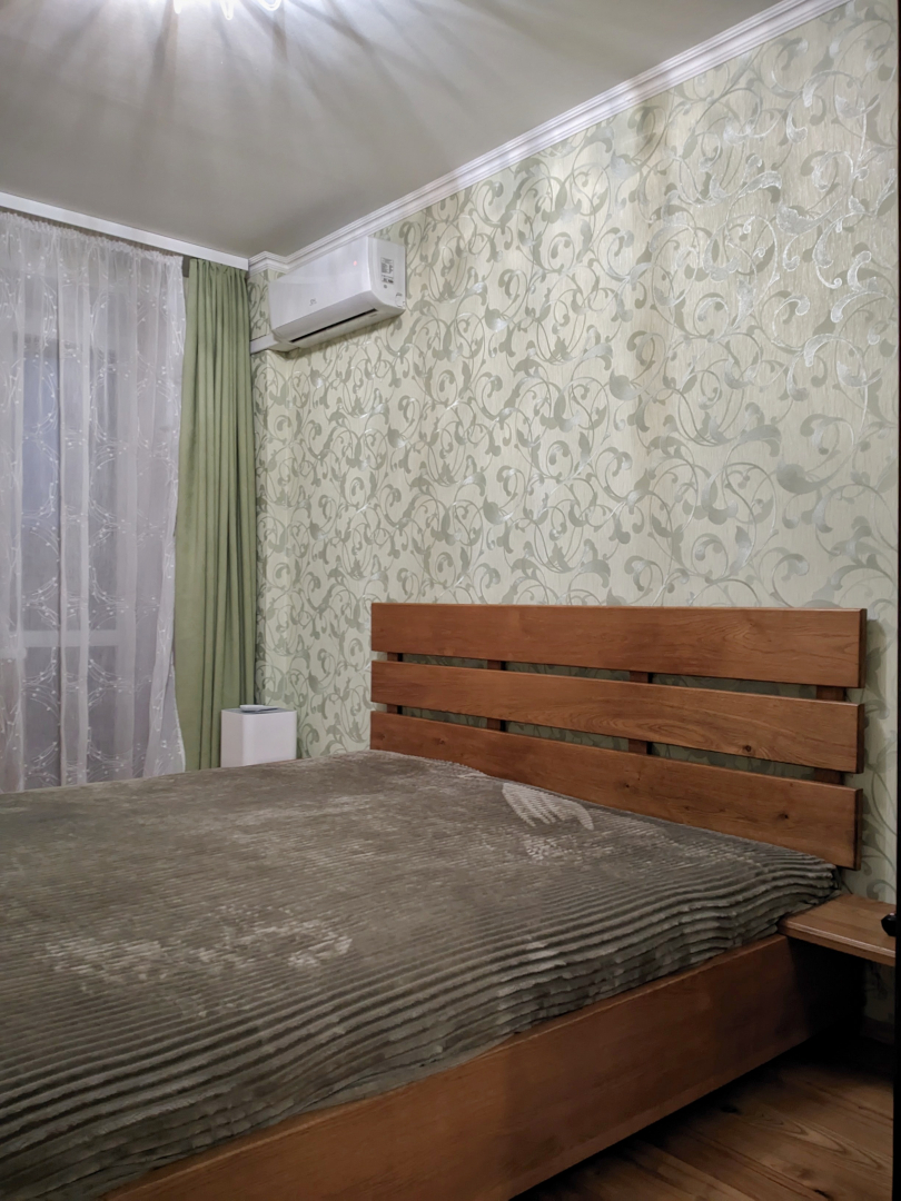 Простора 3-кімнатна квартира в центрі міста с меблями та технікою. Фото - 3