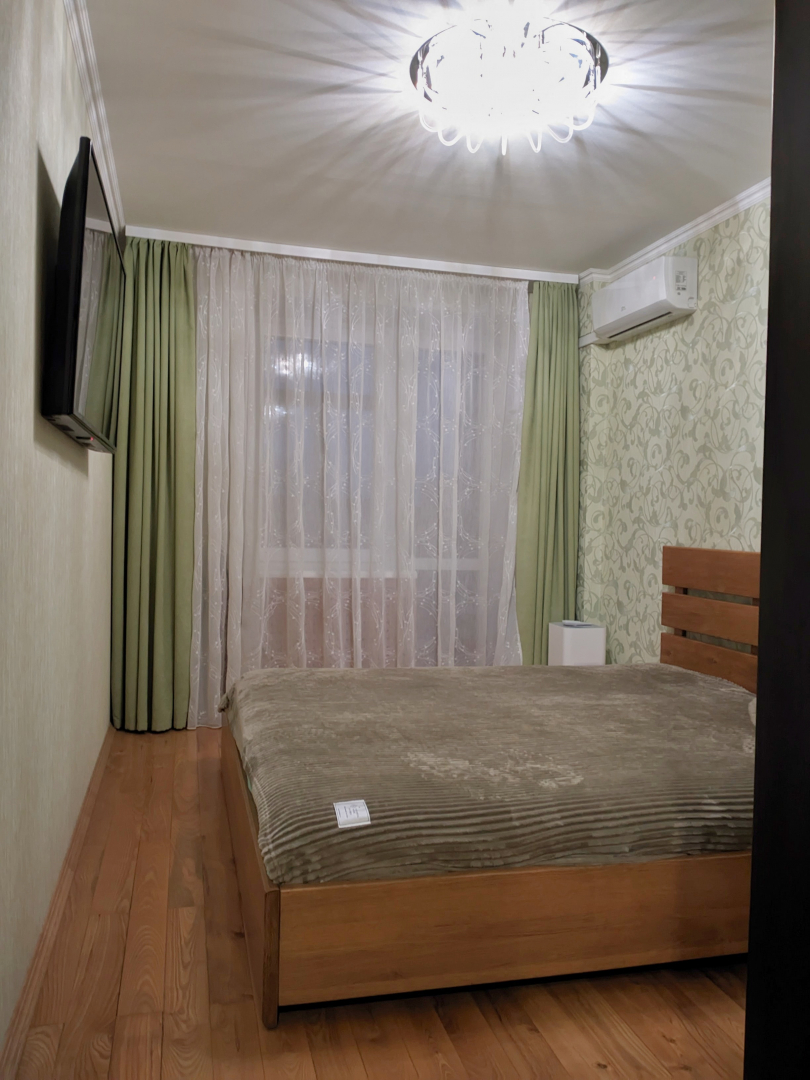 Простора 3-кімнатна квартира в центрі міста с меблями та технікою. Фото - 4