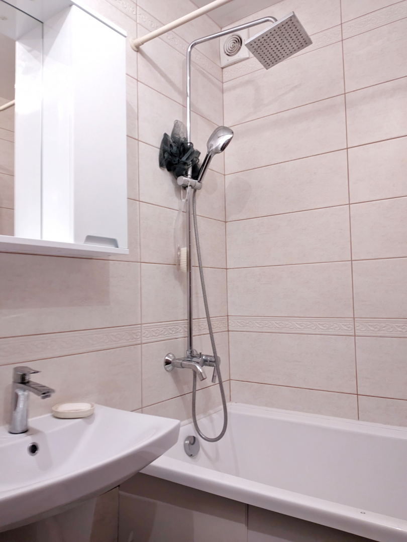 Простора 3-кімнатна квартира в центрі міста с меблями та технікою. Фото - 8