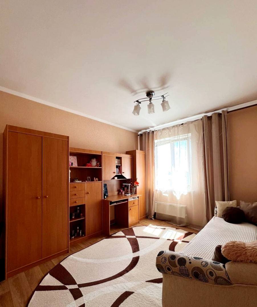 Простора 4-х кімнатна квартира в гарному житловому стані вул.1-ї Танкової Бригади. Фото 1