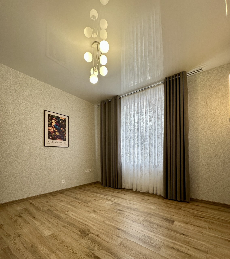 Центр міста,стильна квартира 76м2,з новим ремонтом,меблі+техніка. Фото - 11