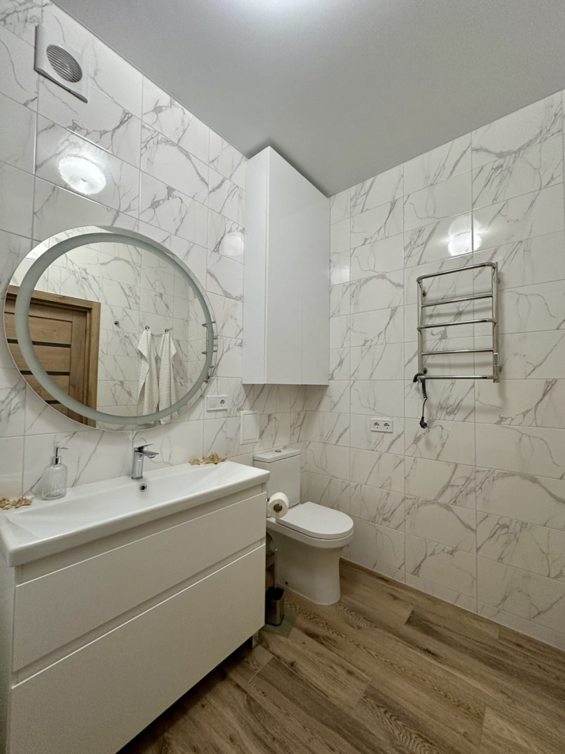 Центр міста,стильна квартира 76м2,з новим ремонтом,меблі+техніка. Фото - 9