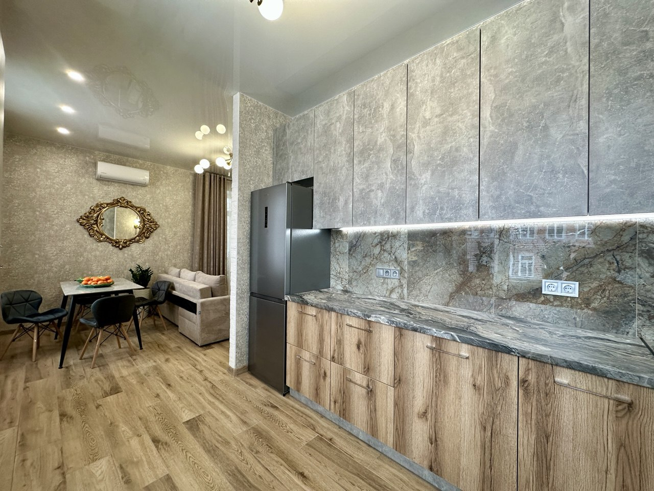 Центр міста,стильна квартира 76м2,з новим ремонтом,меблі+техніка. Фото - 6