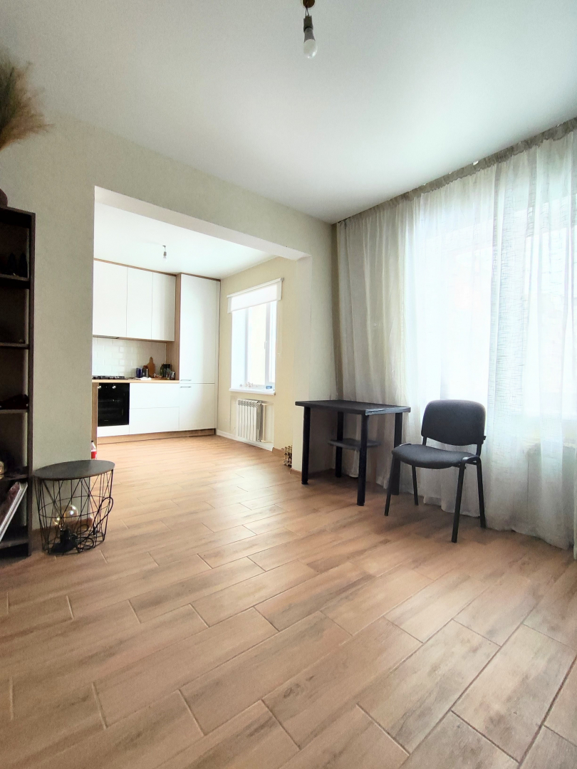 Світла 2-кімнатна квартира з вітальнею-студією 21м2. Фото - 2