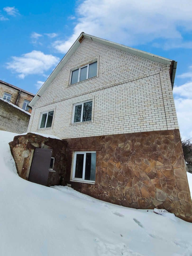 Видовий цегляний будинок 240 м² у центрі міста з гаражем та банею. Фото 1