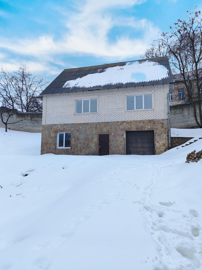 Видовий цегляний будинок 240 м² у центрі міста з гаражем та банею. Фото - 1