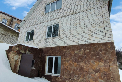 Видовий цегляний будинок 240 м² у центрі міста з гаражем та банею