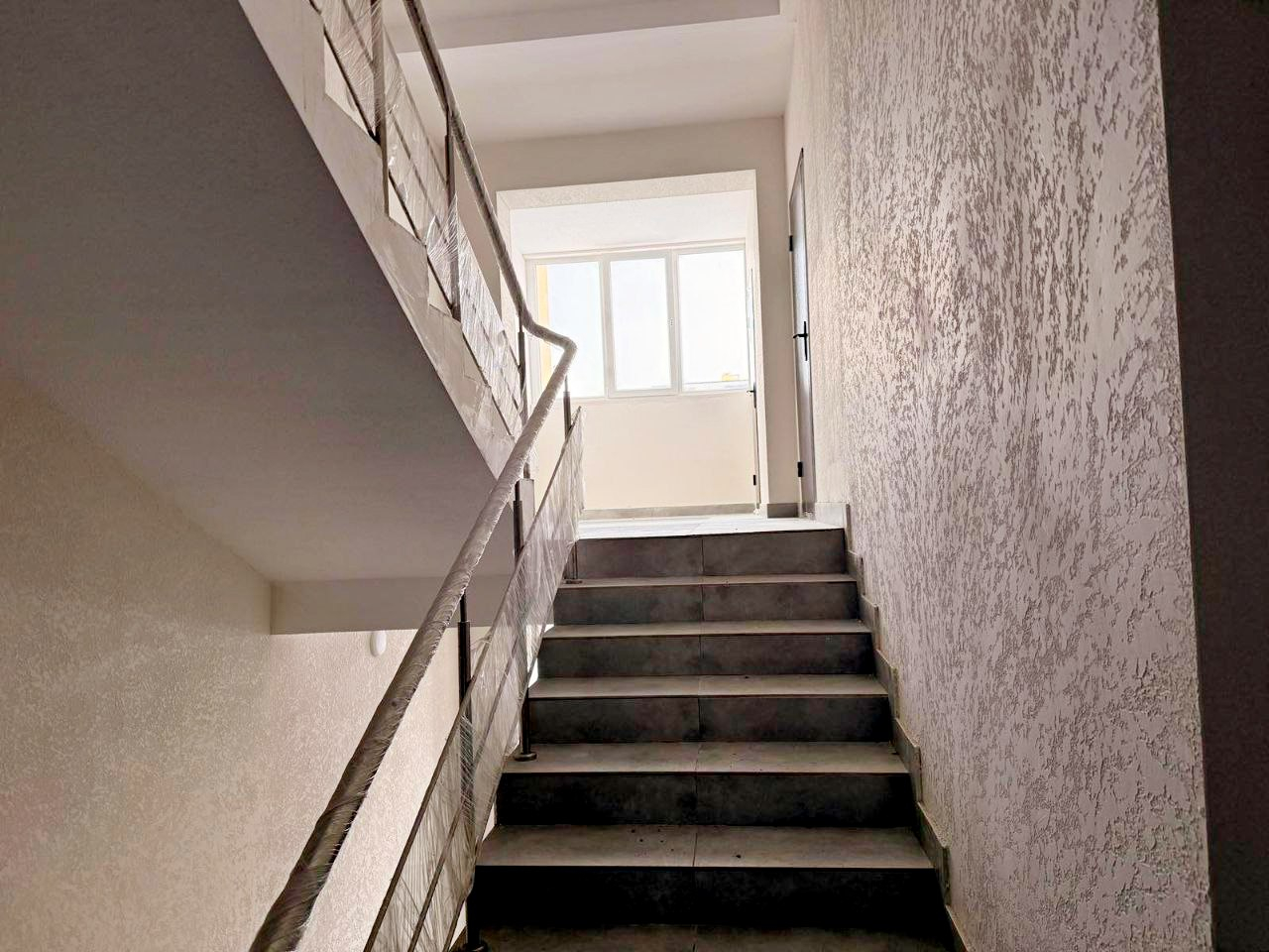 2 кімнатна квартира 65 м2 з автономним опаленням 4 поверх. Масани. Фото - 2