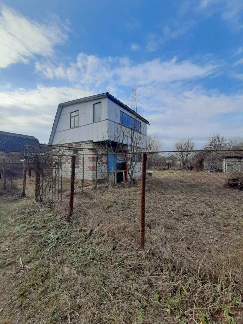 2 поверхова дача з опаленням, ділянка 6 соток. 4 км біля міста. Фото 1