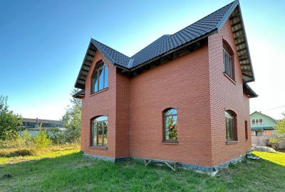 Сучасний двоповерховий будинок 159 м² та ділянкою 10 соток у передмісті Чернігова в Киїнці.