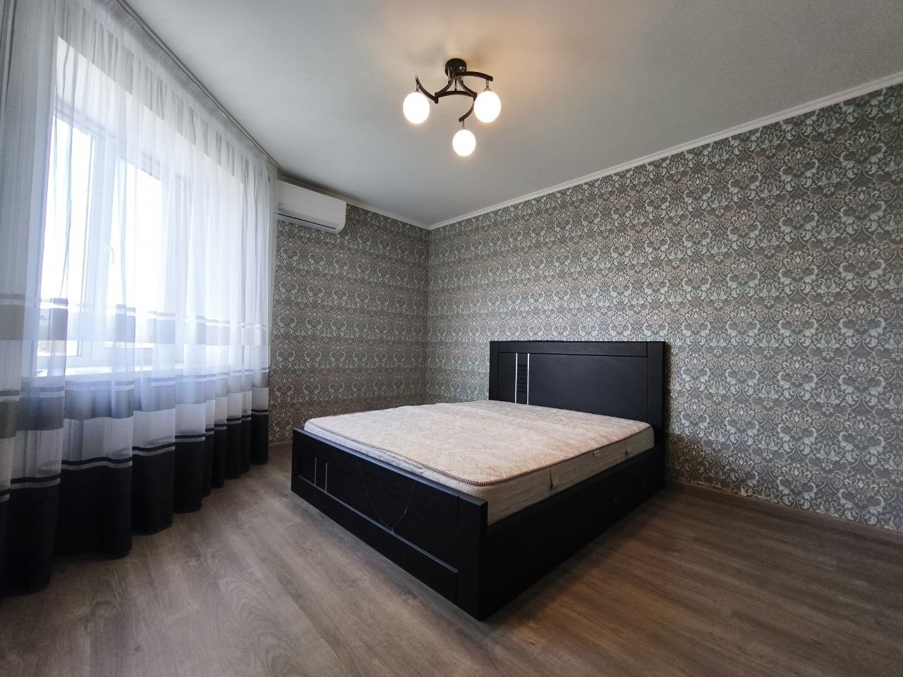 Простора 1-кімнатна квартира 53 м² з ремонтом та автономним опаленням р-н Бойова. Фото 1