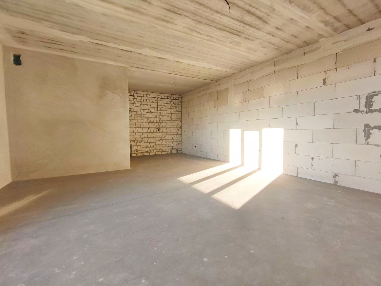 Простора 2 кімнатна квартира площею 83 м² у сучасному зданому будинку в районі Епіцентру. (SP). Фото - 11