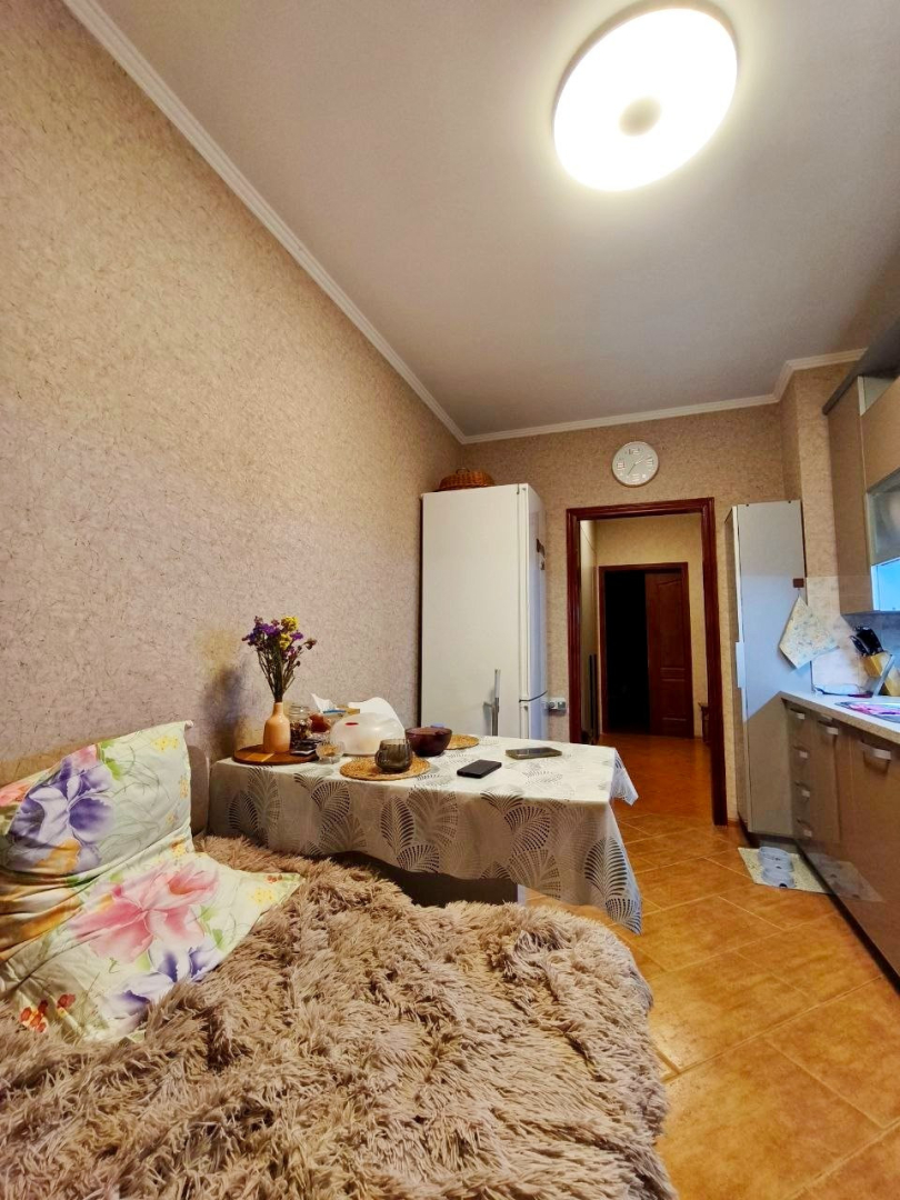 Продаж 1/3 частини 2-кімнатної квартири 53 м2 з ремонтом та автономним опаленням. Фото - 1