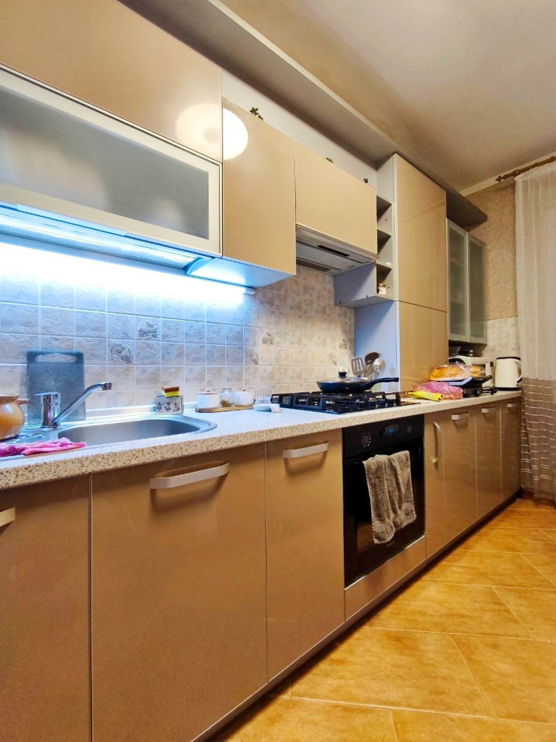 Продаж 1/3 частини 2-кімнатної квартири 53 м2 з ремонтом та автономним опаленням. Фото 1