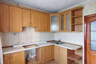 3 кімнатна квартира 71 м2 в житловому стані на 2-му поверсі.