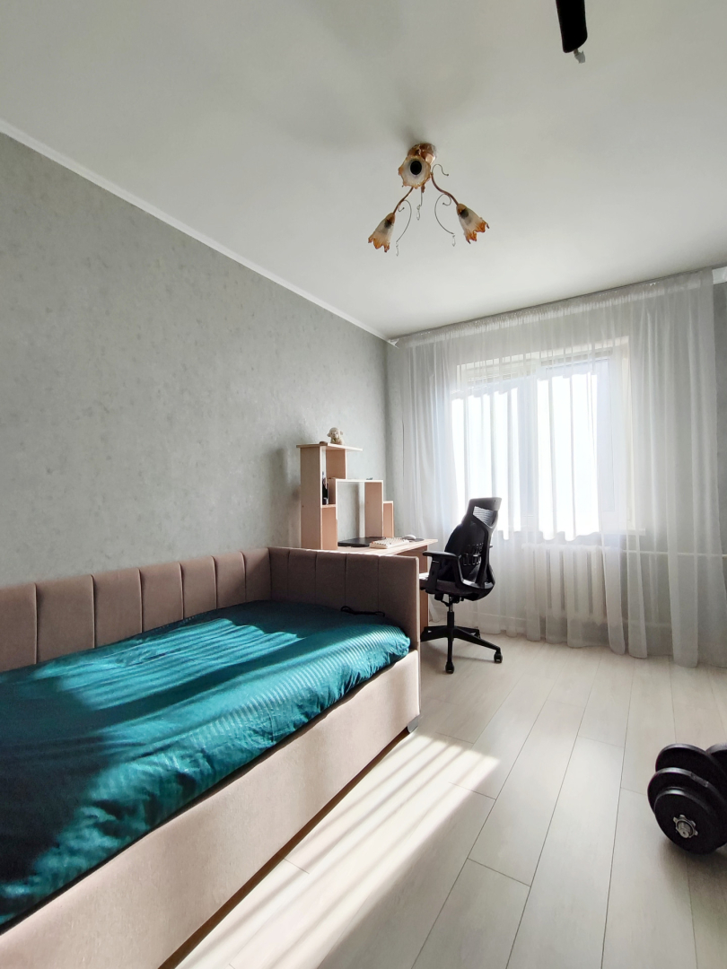 Продаж 2-кімнатна квартира вул.Захисників України в гарному стані. Фото 1