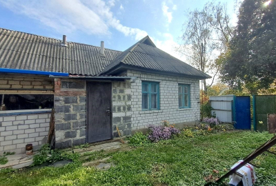 Продам будинок 68 м² з 40 сотками землі газом і господарськими спорудами